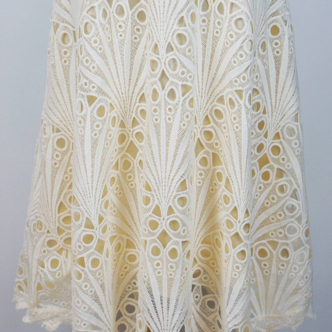 kudapy เดรสลูกไม้ยาว คอวี แขนสั้น ใช้ผ้าลูกไม้เนื้อดีขึ้นลายปักฉลุ ลายแน่นปักชัดลายสวย