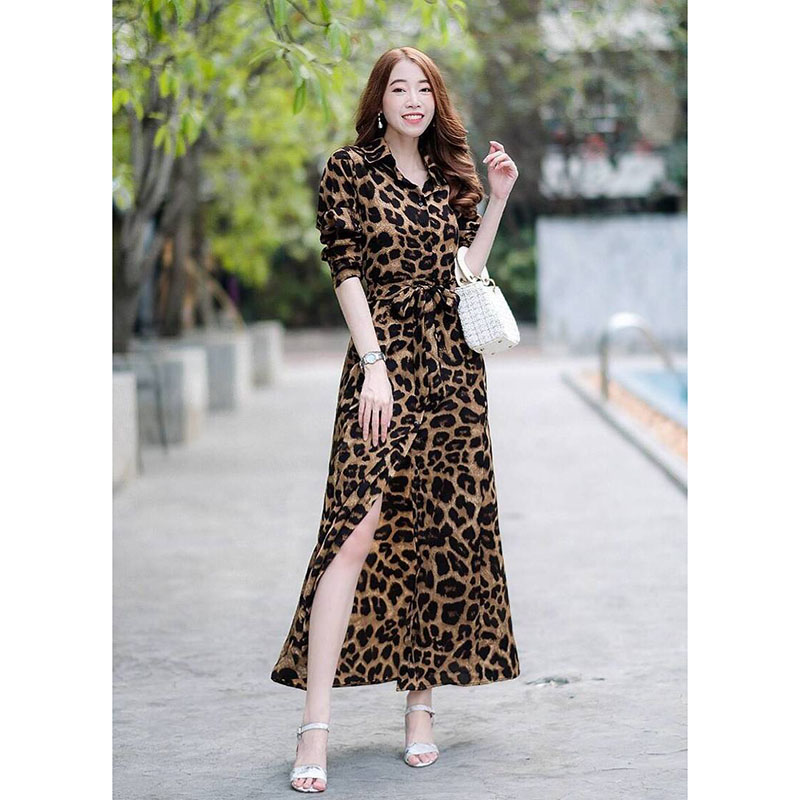 kudapyดรสยาวสีดำ/น้ำตาลคอปกแขนยาว ด้านข้างมีเชือกเย็บติดสำหรับผูกโบว์จัดทรงเข้ารูป งานเนื้อผ้าไหมอิตาลี่พิมพ์ลายเสือลายสุดฮิต