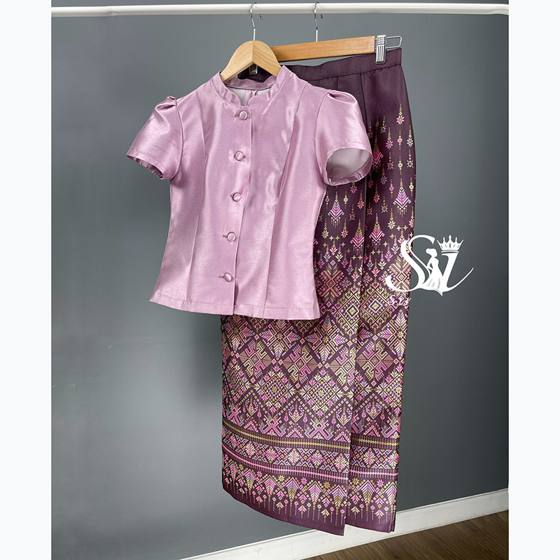 kudapy ชุดไทยจิตรลดาทรงไหล่จีบ แขนสั้น มาพร้อมกับผ้าถุงไหมแพรทิพย์ทอลายการบิน