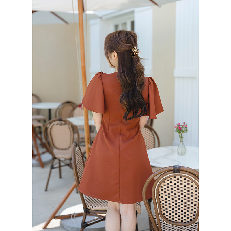 kudapy เดรสสั้นสีส้มอิฐ/สีฟ้าคราม เปรี้ยวอมหวานลุคสาวขี้เล่น ตัวเสื้อเป็นคอวีจับจีบเดรปที่อก ต่อลงมาเป็นกระโปรงทรงเอบานเล็กๆ