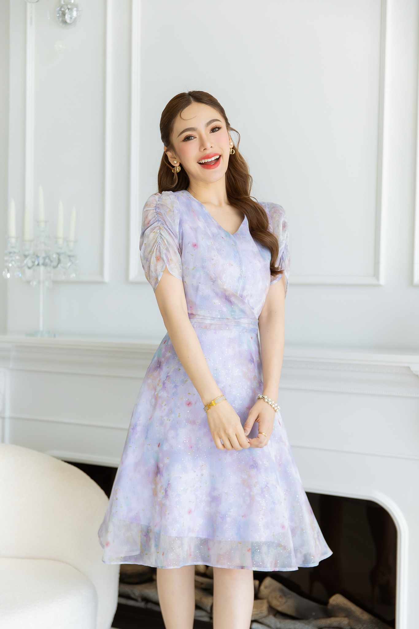 kudapy เดรสผ้าไหมชีฟอง บางเบามีประกายวิ้งค์ๆ ผ้าสีสวยมาก เนื้อผ้าจะโปร่งแสง ดีเทลช่วงแขนเย็บจั้มสวยมีเลเยอร์ ช่วงเอวตีเกล็ด