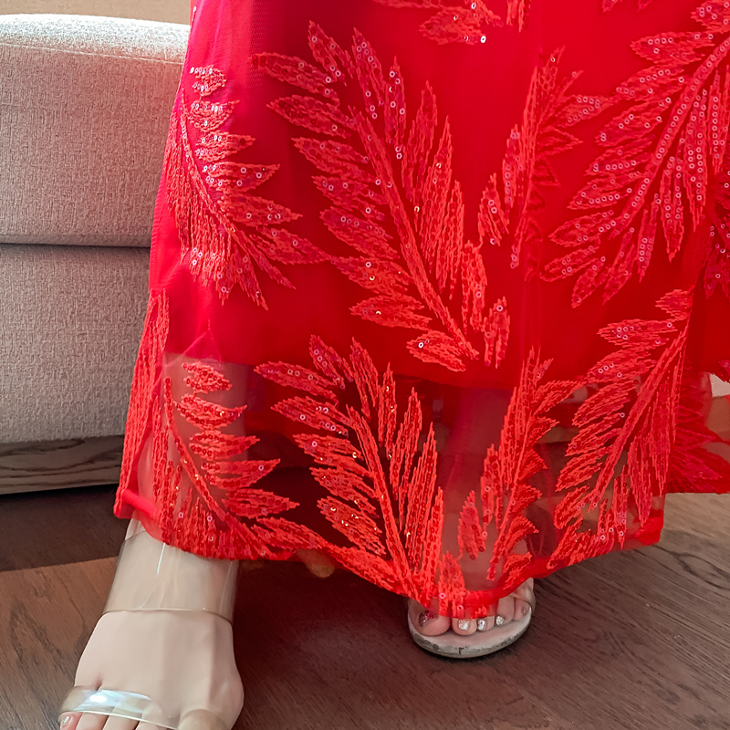 ชุดราตรีสีแดง แขนสั้น ผ้าลูกไม้ปักลายใบไม้ แต่งดิ้นเล็กๆๆสีแดง