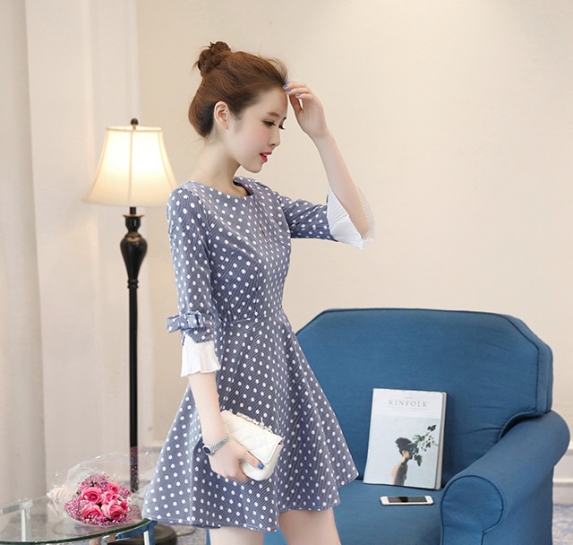 kudapy เดรสสั้นลายจุดสีชมพู /สีน้ำเงินกรมท่า เดรสคอกลมทรงเข้ารูป แต่งปลายแขนระบาย เย็บโบว์ติดตรงแขน มีซิปซ่อนด้านหลัง ผ้าค่อนข้างแข็ง