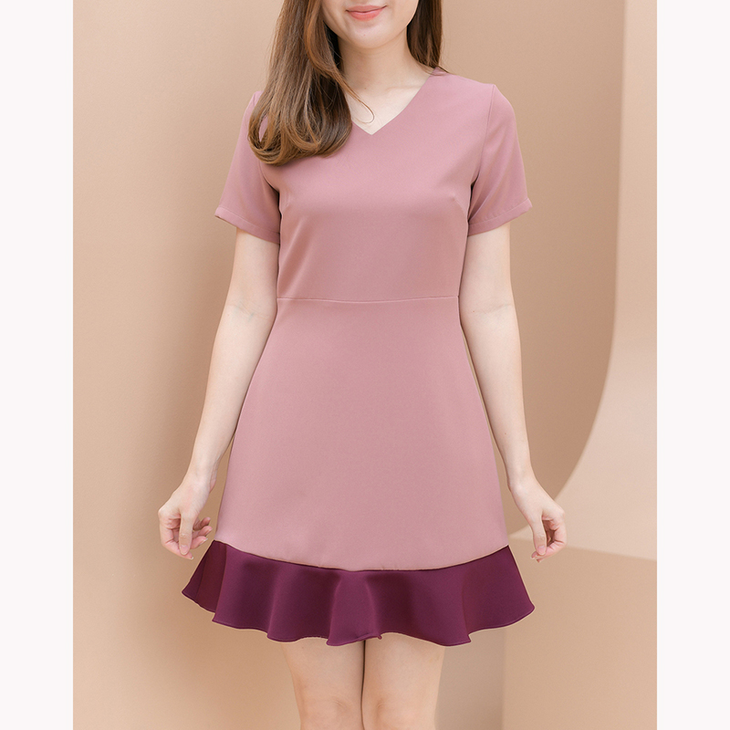 kudapy เดรสสั้นสีชมพูเข้ม/สีเทาฟ้า คอแหลมแต่งระบายชาย จัดแมทช์คู่สีโดนๆ ทรงสวยเข้ารูป งานเย็บกลับซับใน