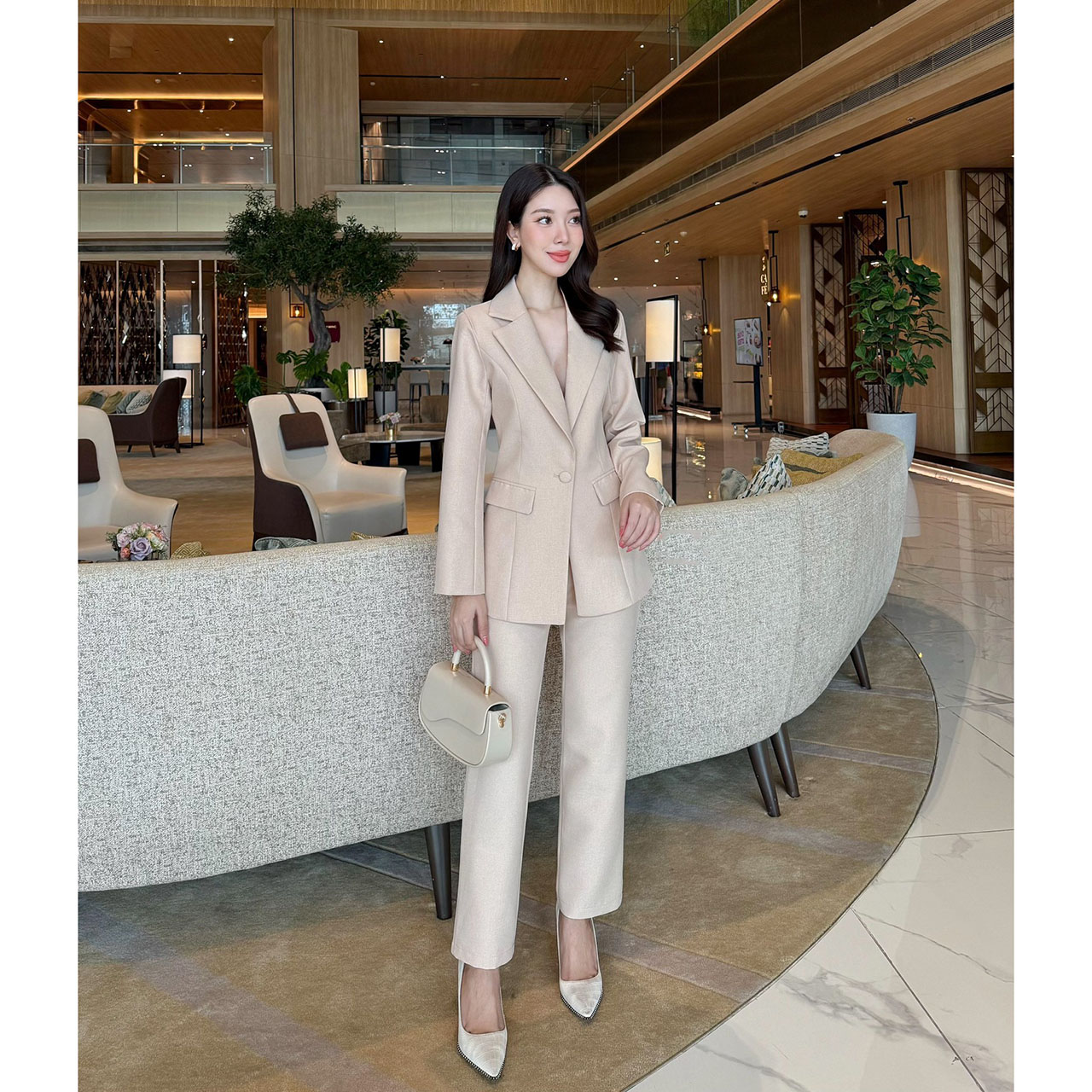 kudapy ชุดสูท สวยคลาสสิคแมทซ์ง่าย คล่องตัว เสื้อสูทมีซับในอย่างดี แต่งกระดุมปั้มผ้าเดียวกับสีชุด มาคู่กับกางเกงขายาวทรงกระบอกเล็กใส่สบาย