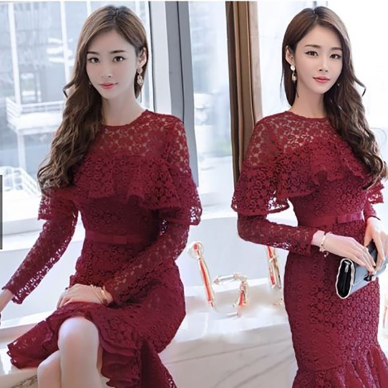 kudapy เดรสสั้นสีแดง ลูกไม้แขนยาว ไหล่ซีทรูแต่งระบายรอบอก เอวเย็บแต่งโบว์