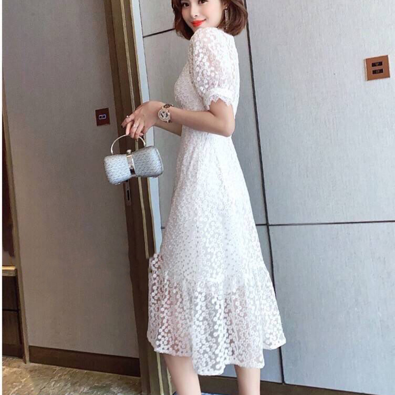 kudapy เดรสยาวสีขาว งานปัก+ซับในสายเดี่ยวแยกชิ้น ใช้ผ้าเนื้อดีปักลายดอกไม้ แต่งเกสรด้วยไหมดิ้นทอง ช่วงเอวแต่งประดับกระดุมเงิน