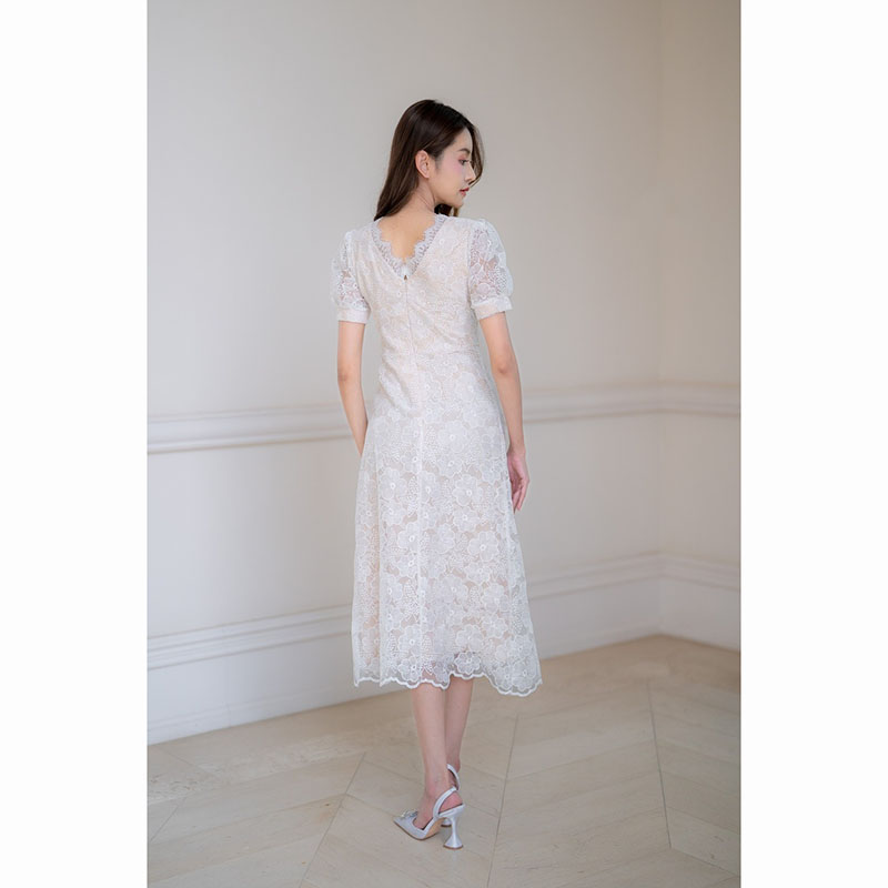 kudapy เดรสยาวสีขาว/สีชมพู เข้าทรงช่วงลำตัว ดีเทลผ้าปักลายลูกไม้ มีซับใน งานซิปหลัง