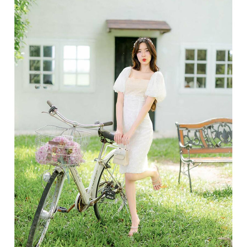 kudapy เดรสสั้นสีขาว สีชมพู ผ้าลายลูกไม้แต่งแขนตุ๊กตา ใส่เที่ยว ออกงานสวยดูดี