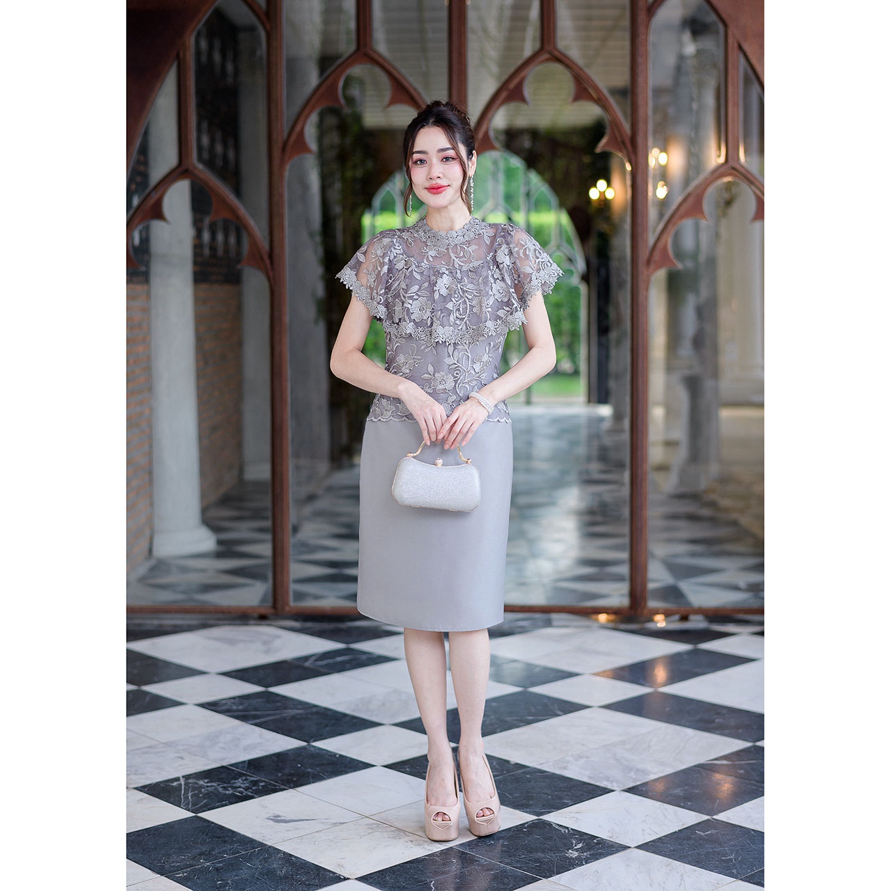 kudapy เดรสสั้นสีชมพู/สีเทา ลูกไม้ตาข่ายปักลายดอกไม้ดอกใหญ่ ด้านบนเป็นงานผ้าลูกไม้คลุมไหล่ระบายแต่งรอบคอด้วยลูกไม้สวยหรู กระโปรงเป็นงานผ้าไหมญี่ปุ่น