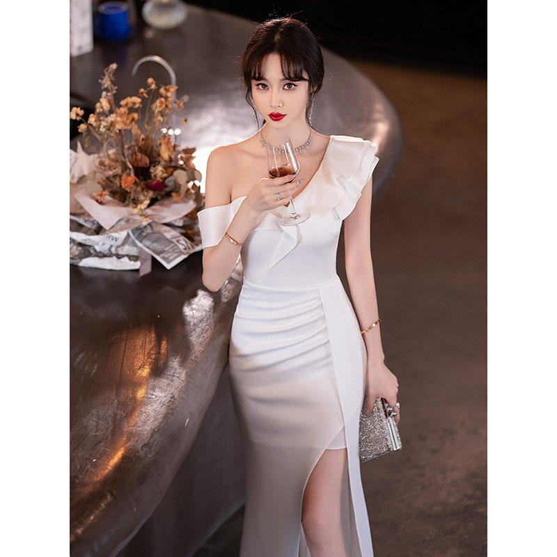 kudapy เดรสยาวสีขาว ปาดไหล่แต่งระบายกระโปรงผ่าหน้าทรงหางปลา เรียบหรูดูแพงสวยหรูดูดี ชุดไปงานแต่ง