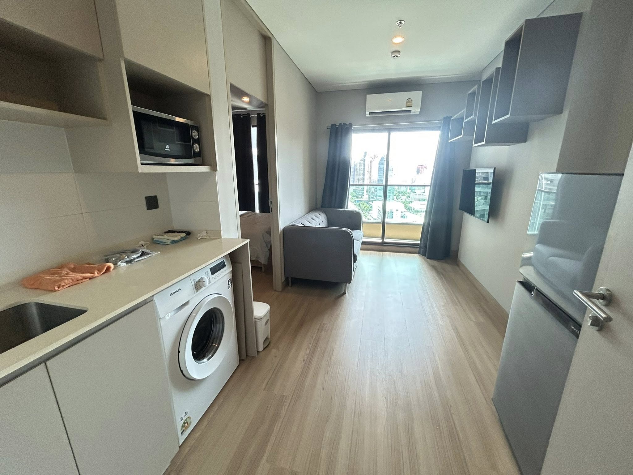 ให้เช่าคอนโด Lumpini Suite Phetchaburi - Makkasan (ลุมพินี สวีท เพชรบุรี - มักกะสัน) โซนพื้นที่ MRT เพชรบุรี ห้องแบบ 1ห้องนอน / 1ห้องน้ำ · ขนาดห้อง 32 ตรม. ชั้น 27