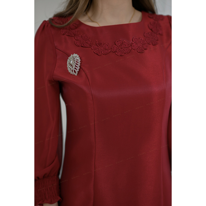 kudapy เดรสสั้นสีชมพู/สีแดง/สีทอง ผ้าไหมอัดกาวทั้งตัว แต่งด้วยลูกไม้ช่วงคอ แขนเป็นผ้าชีฟองจั้ม มีซับในและชิปซ่อนหลัง เนื้อผ้าเป็นผ้าไหมญี่ปุ่น