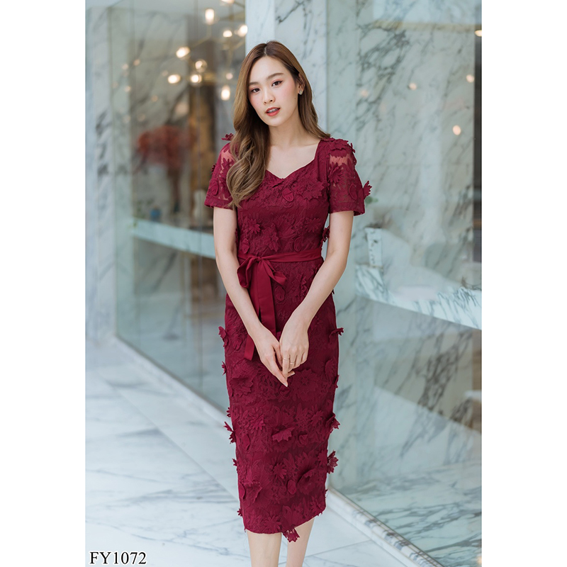 kudapy เดรสยาวสีชมพู/สีแดง คอลึก ลูกไม้ดอกลอย สวยดูดี แต่งเชื่อกผูกเอว