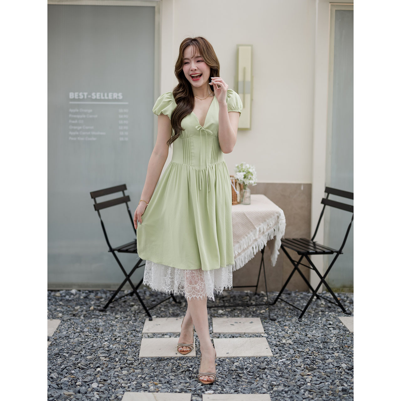 kudapy เดรสพาสเทลสไตล์เกาหลีกลิ่นอายความอบอุ่นแบบสาวโซลในวันสบาย ๆ คัตติ้งสวยตัวเดรสเป็นทรงคอร์เซ็ตช่วงลำตัว ดีไซน์จับจีบช่วงเอวให้ดูมีเชฟ