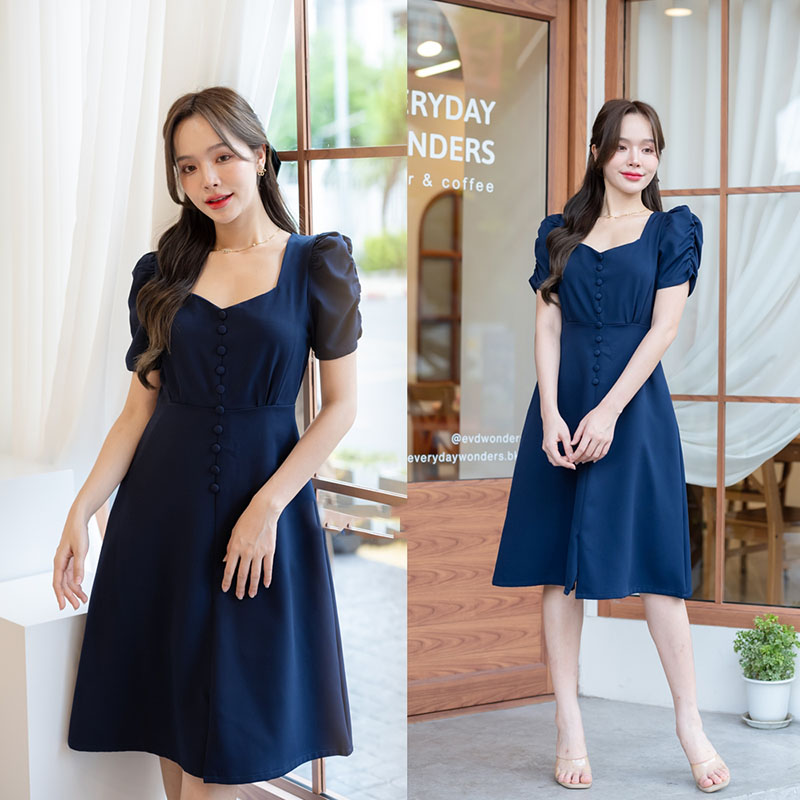 kudapy เดรสสั้นสีชมพู/สีกรม/สีครีม/สีเขียวมัทฉะ ช่วงเสื้อช่วงอกทำเป็น Curve ใส่แล้วดูเพรียว แขนจับรูดสม็อคด้านข้าง แต่งช่วงลำตัวด้วยกระดุมปั๊มเรียงสวย เหมือนเป็นชุดผ่าหน้า