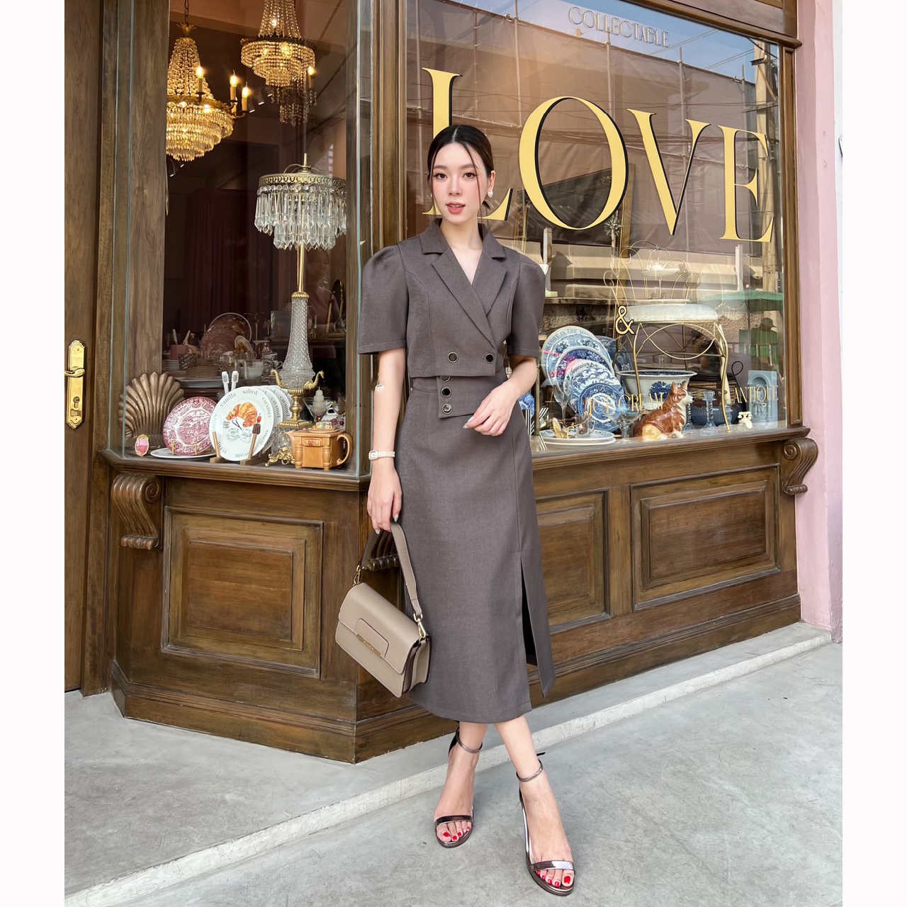 kudapy ชุดเซ็ทเสื้อครอปตัวสั้น+กระโปรงยาวคลุมเข่า แหวกด้านหน้าให้ดูสวย แอบเซ็กซี่เล็กน้อย กระโปรงป้ายผ้าด้านหน้าแต่งกระดุม