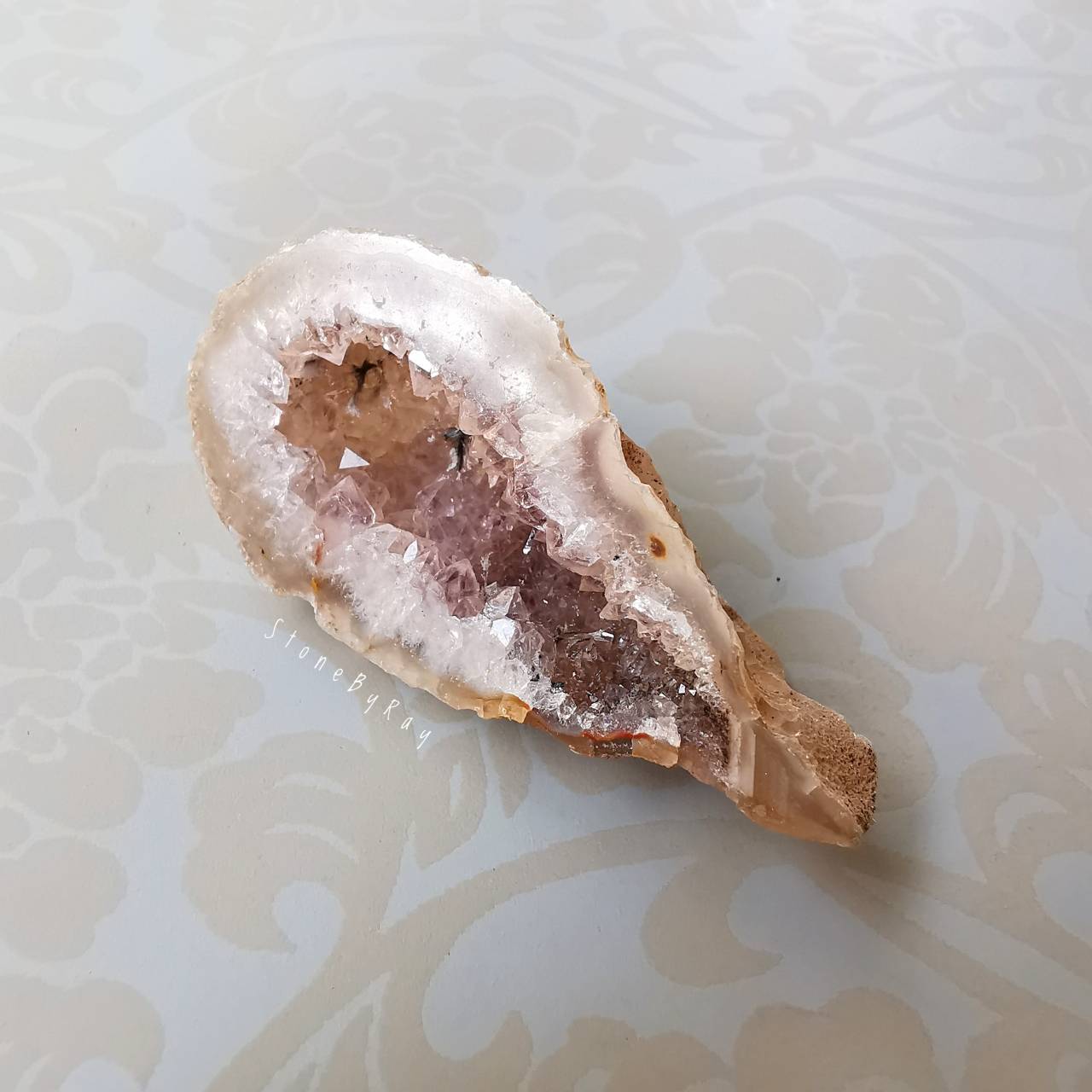 หินจีโอดอเมทิสต์ก้อนธรรมชาติ