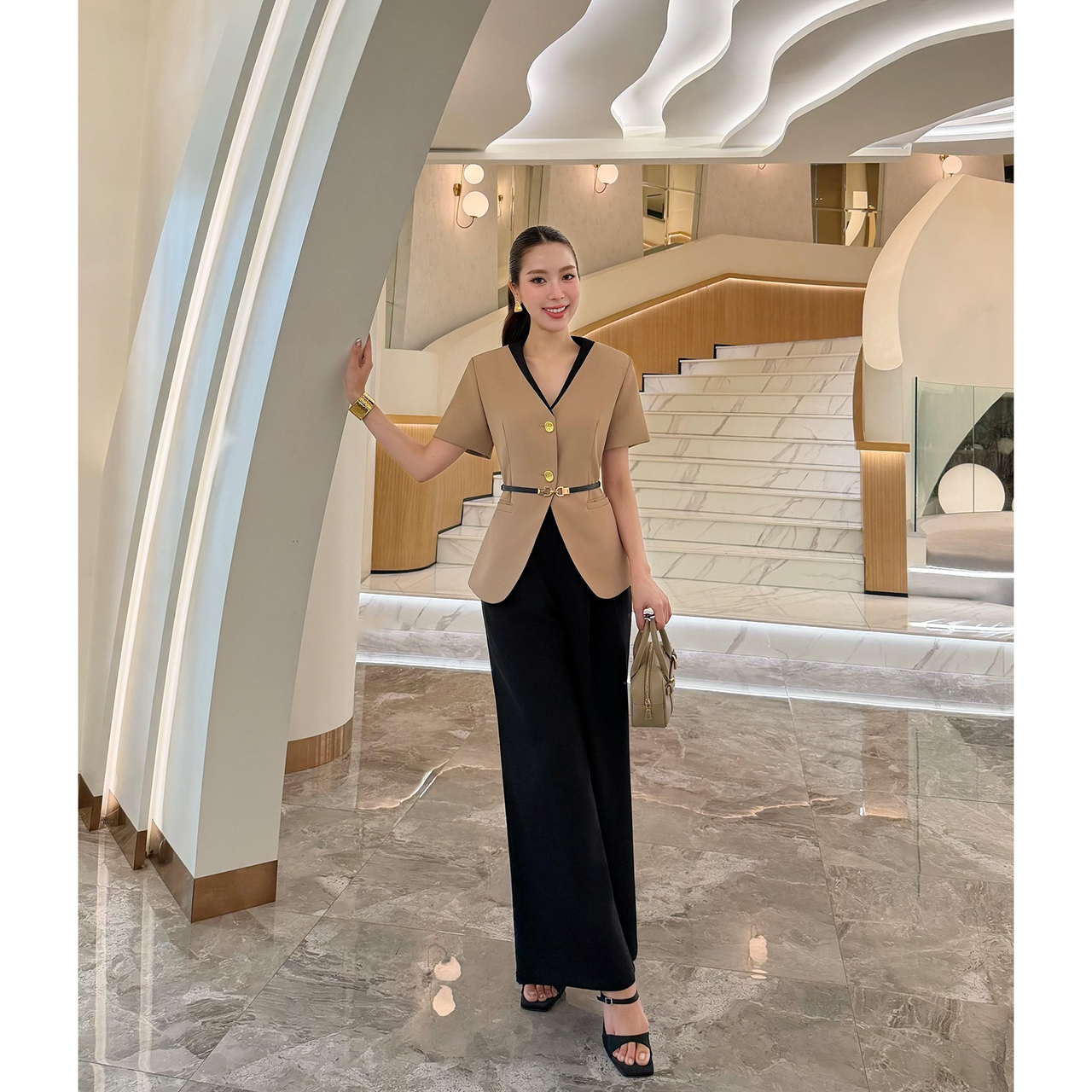 kudapy ชุดทำงานลุคเรียบหรู สไตล์มินิมอล พร้อมดีเทลคอวีเข้ารูปช่วยให้ช่วงคอดูยาวและเรียว