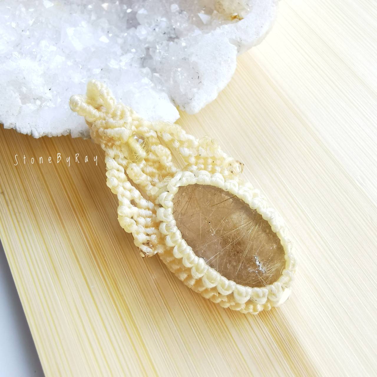 จี้เชือกถักล้อมหินไหมทอง