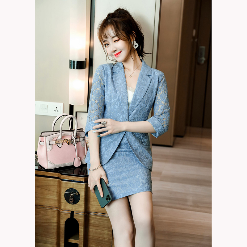 kudapy ชุดสูททำงานผู้หญิงสีกรม/สีฟ้า/สีชมพู แขนห้าส่วนพร้อมกระโปรงลายลูกไม้ จุดเด่นของชุดนี้คือสีชุดเน้นความสุภาพเรียบง่าย