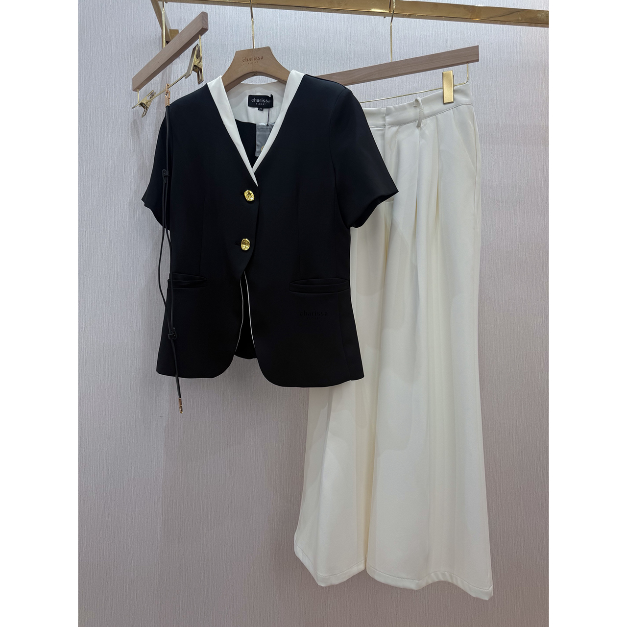 kudapy ชุดทำงานลุคเรียบหรู สไตล์มินิมอล พร้อมดีเทลคอวีเข้ารูปช่วยให้ช่วงคอดูยาวและเรียว