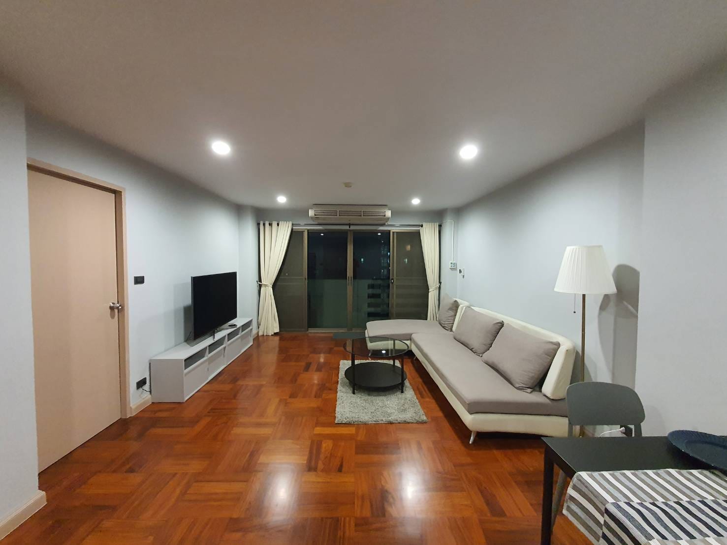 ปล่อยเช่าคอนโด Ruamjai Heights (ร่วมใจ ไฮท์) ซอย สุขุมวิท15 - 1ห้องนอน 1ห้องนั่งเล่น 1ห้องน้ำ - ใกล้ MRT เพชรบุรี BTS อโศก MRT สุขุมวิท