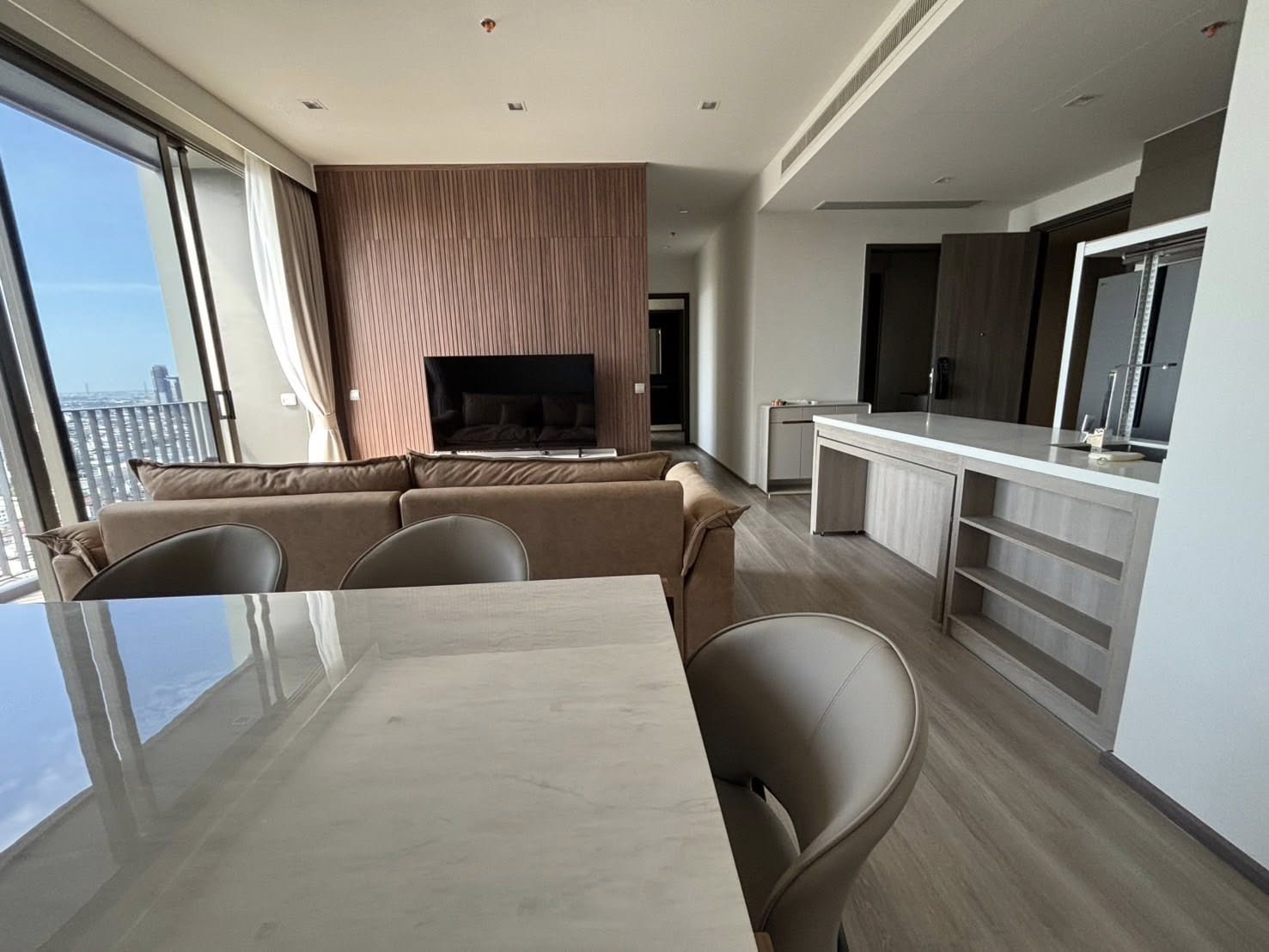 ให้เช่าคอนโด RHYTHM Charoenkrung Pavillion (ริธึ่ม เจริญกรุง พาวิลเลี่ยน) High Rise โซนพื้นที่ BTSสะพานตากสิน ห้องแบบ 3ห้องนอน 3ห้องน้ำ ขนาดห้อง 97 ตรม. ชั้น 33