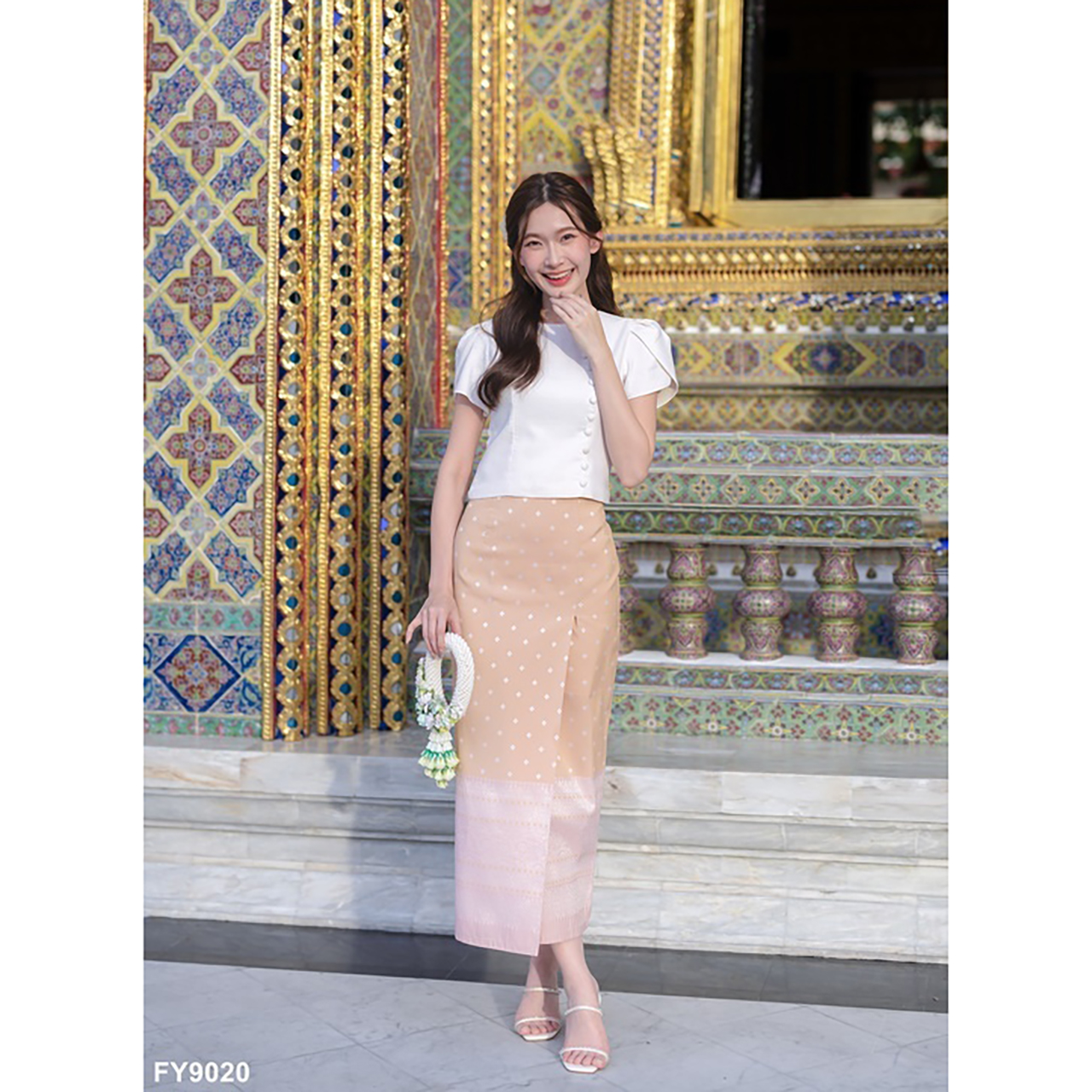 kudapy ชุดเซ็ทเสื้อสีขาว ชุดลิซ่าใส่+กระโปรงลายไทยสีชมพู/สีครีม