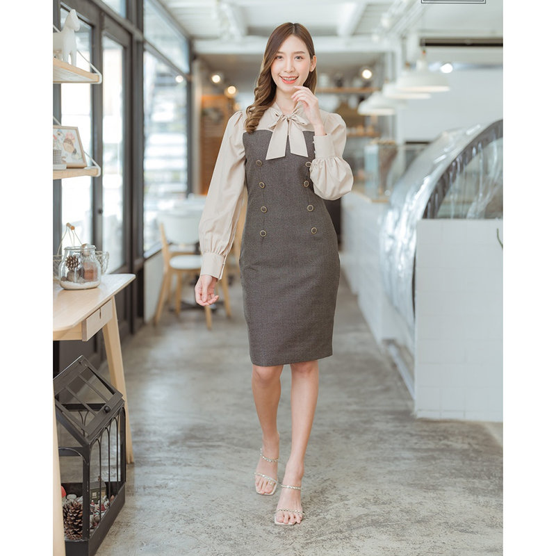 kudapy เดรสสั้นสีน้ำตาล กระโปรงเข้ารูปทูโทนแขนยาวมีโบว์ตรงคอ