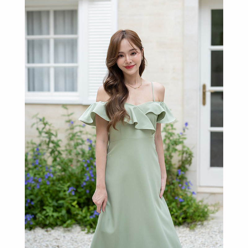 kudapy เดรสยาวสีชมพู/สีกรม/สีครีม/สีเขียวมัทฉะ เป็นแบบเปิดไหล่ มีสายเดี่ยวเส้นเล็กไว้ให้คล้องบ่าคล้องใจ อัพความสวีทด้วยงานแต่งระบาย เป็นทรงกระโปรงทรงเอ