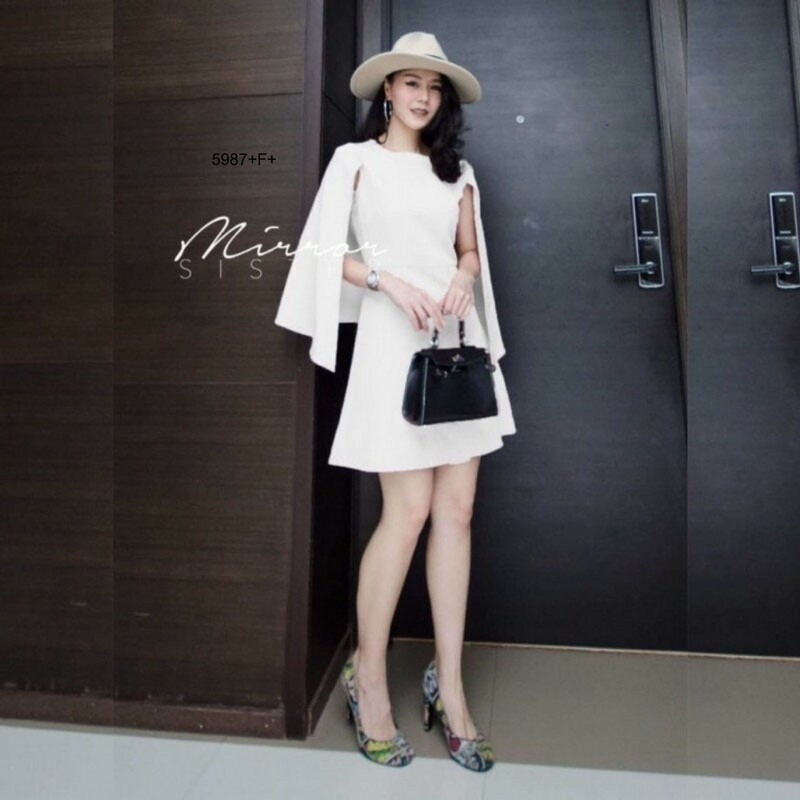 kudapy ชุดเดรสดีไซน์เก๋ แพทเทิร์นช่วงบนโดดเด่น แขน 2 ข้างแต่งผ่า คลุมหลังแขนตรงช่วงแขน ช่วงกระโปรงเป็นทรงเอ