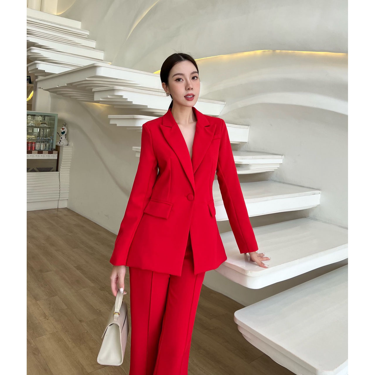 kudapy setsuit เสื้อ+กางเกง ตัวเสื้อออกแบบให้มีกระดุมปั้มผ้าเดียวกับสูท 1 เม็ดติดได้จริง กระเป๋าจริง มีซับในทั้งตัว