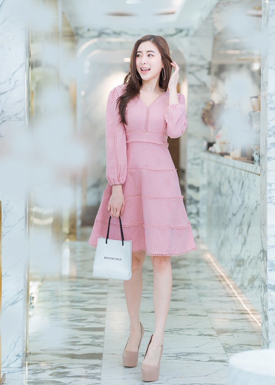 เดรสสั้นสีชมพู แขนยาว ทรงปล่อย แต่งลูกไม้ตามแบบ