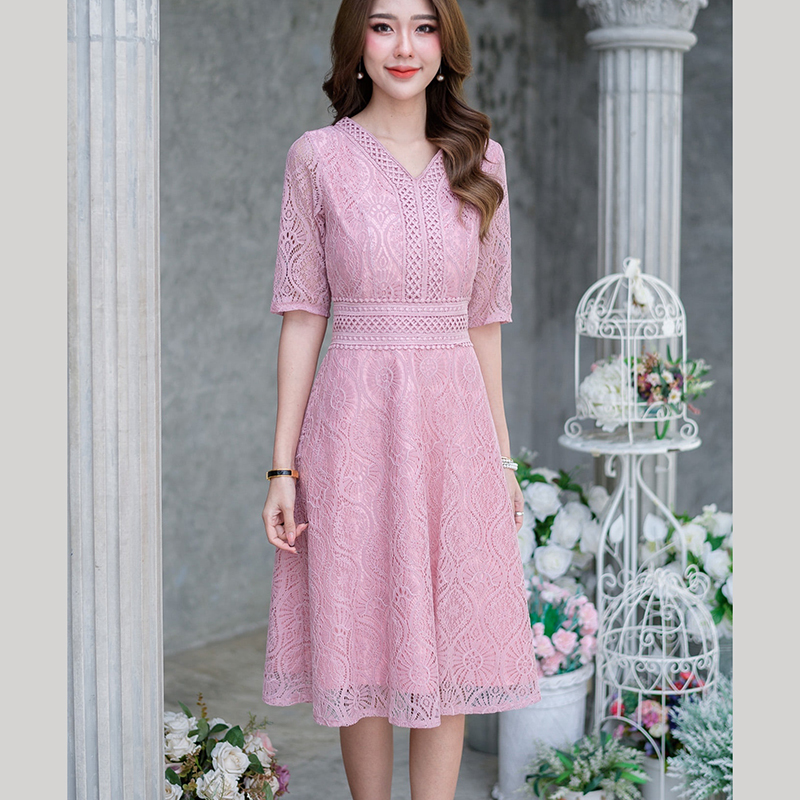 kudapy เดรสสั้นลูกไม้แขนยาวคอวีสีชมพู, สีแดงสด แต่งลูกไม้รอบคอมาจนถึงเอว กระโปรงทรงบานพริ้วสวย มีซับในทั้งชุดแต่งซิปหลัง