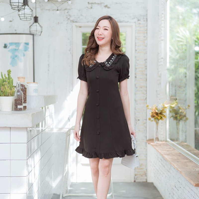 kudapy เดรสสั้นคอบัวแต่งกระดุมสีแดง/สีชมพู/สีกรม คอปกกระดุมหน้าแขนจั๊มสวยดูดีน่ารัก