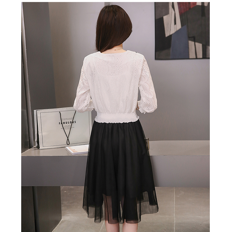 kudapy เดรสสั้นสีขาวดำ ช่วงบนแต่งลูกไม้ กระโปรงผ้าตาข่าย แต่งโบว์และปักมุกช่วงอก เอวสม๊อค จั้มปลายแขน มีซับใน ใส่ทำงาน