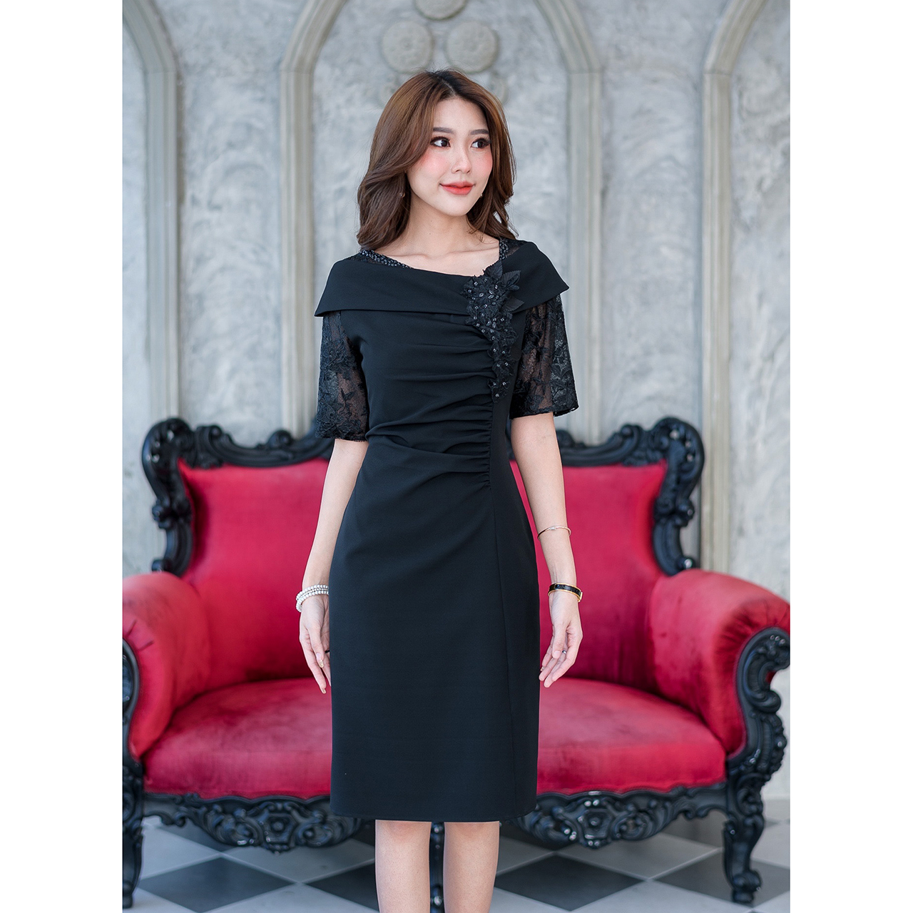 kudapy เดรสสั้นทรงปาดไหล่สีชมพูม่วง/สีดำ แขนสั้นแต่งดีเทลเยอะมากๆ งานฝีมือล้วนๆ ตัวเดรสเป็นผ้าพื้นเนื้อนมผ้านสวมใส่สบายค่ะ ช่วงแขนเป็นผ้าลูกไม้