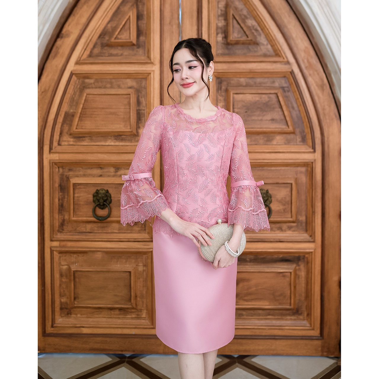 kudapy เดรสสั้นสีทูโทน(ชมพูอ่อน/ขาว)/สีชมพู/สีเหลืองทอง ผ้าไหมแขนยาวระบาย เป็นงานผ้าตาข่ายปักลาย ลายเรียบหรูลายใบไม้เรียงรายสวยงาม