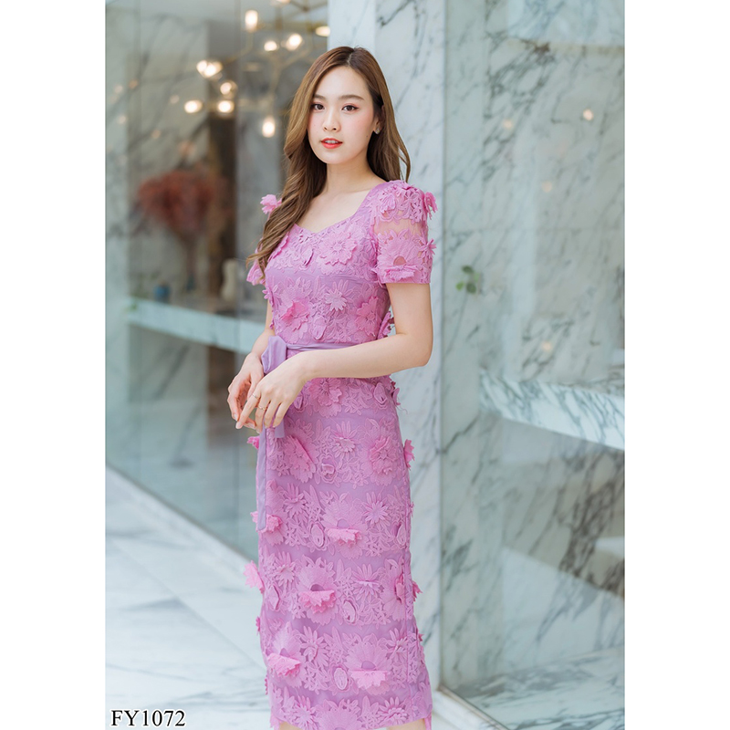 kudapy เดรสยาวสีชมพู/สีแดง คอลึก ลูกไม้ดอกลอย สวยดูดี แต่งเชื่อกผูกเอว