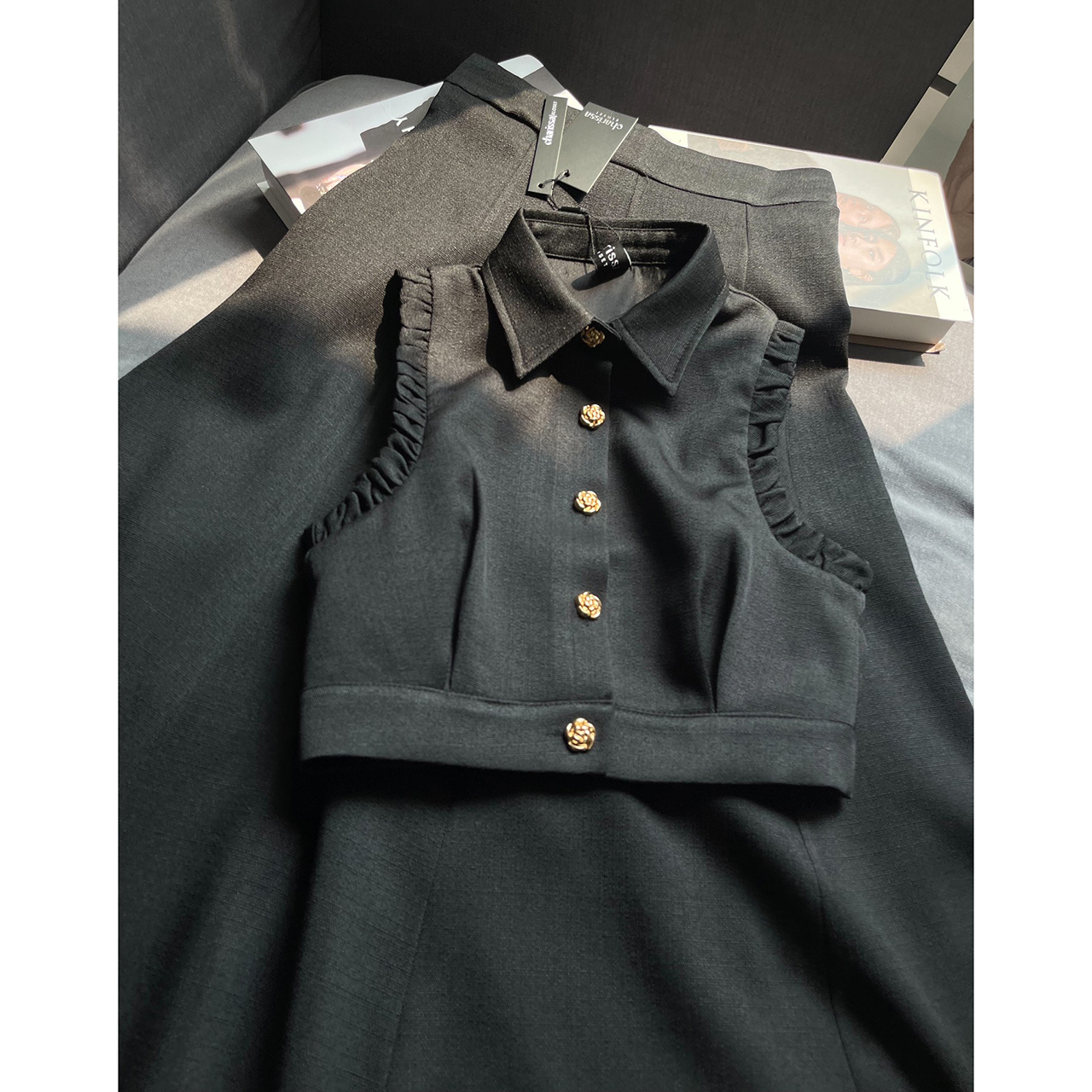 kudapy ชุดเซ็ทเสื้อ+กระโปรงยาว ตัวเสื้อออกแบบให้ดูเกร๋ที่แขนเสื้อ กระดุมดอกไม้ทองเป็นกระดุมจริง ปกเสื้อทรงแหลม