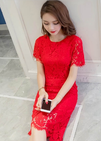 kudapy ชุดเดรสสีแดงออกงานยาวประมาณเข่ามาในผ้าลูกไม้เรียบหรู