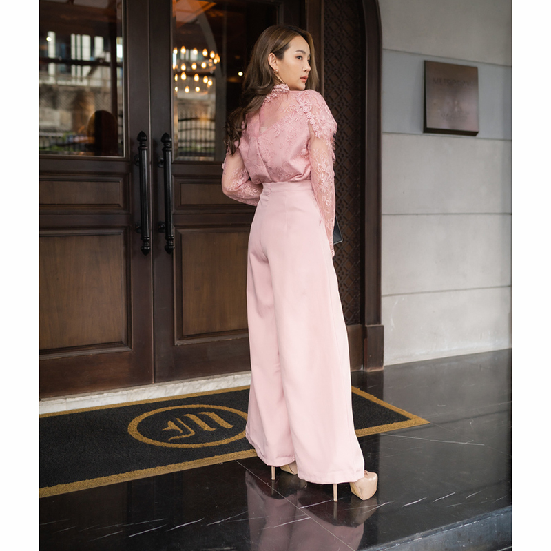 kudapy เซตเสื้อลูกไม้ผ้าสีครีม/สีชมพู/สีขาว ผ้าเนื้อนิ่มมากๆ แขนยาว ซิปหลัง แต่งระบายรอบอก แมทช์คู่กับกางเกงขายาว ซิปหลัง ขาบาน