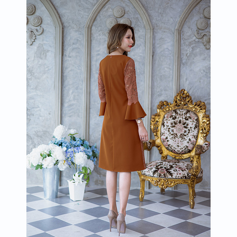 kudapy เดรสสั้นสีน้ำตาล/สีชมพู/สีดำ/สีเทาอมฟ้า/สีแดงเลือดหมู ดีเทลชุดนี้สวยเรียบหรูมากๆค่ะ แต่งลูกไม้ด้านข้างตัวเดรสและแต่งคาดด้วยลูกไม้เส้นลายดอกไม้จนถึงปลายกระโปรง