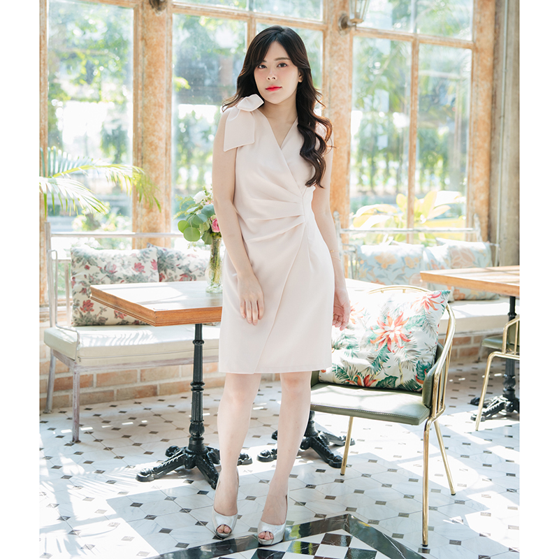 kudapy เดรสสั้นสีครีม ช่วงไหล่แต่งโบว์ใหญ่ที่ไหล่ จับเดรปที่เอว1 ด้าน กระโปรงป้ายด้านหน้า