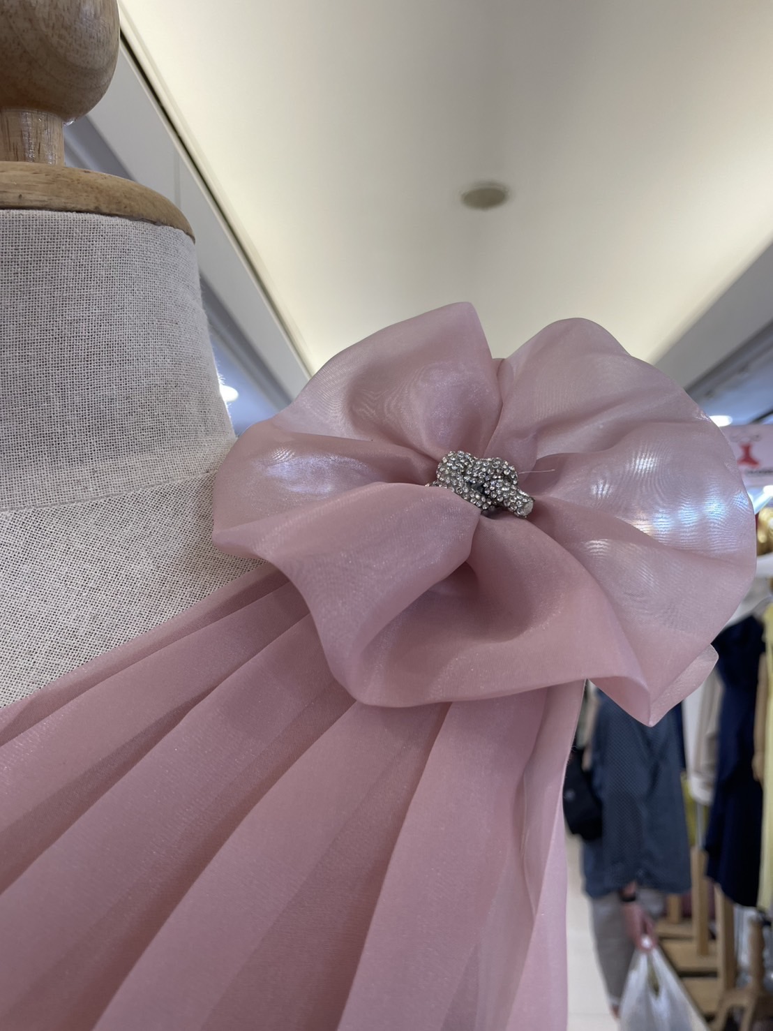 kudapy เดรสออกงานผ้าแก้ว เดรสสั้นไหล่เดี่ยว แต่งเข็มกลัดดอกไม้ สีชมพูพาสเทล ,ขาว ,โอรส ,กรมท่า