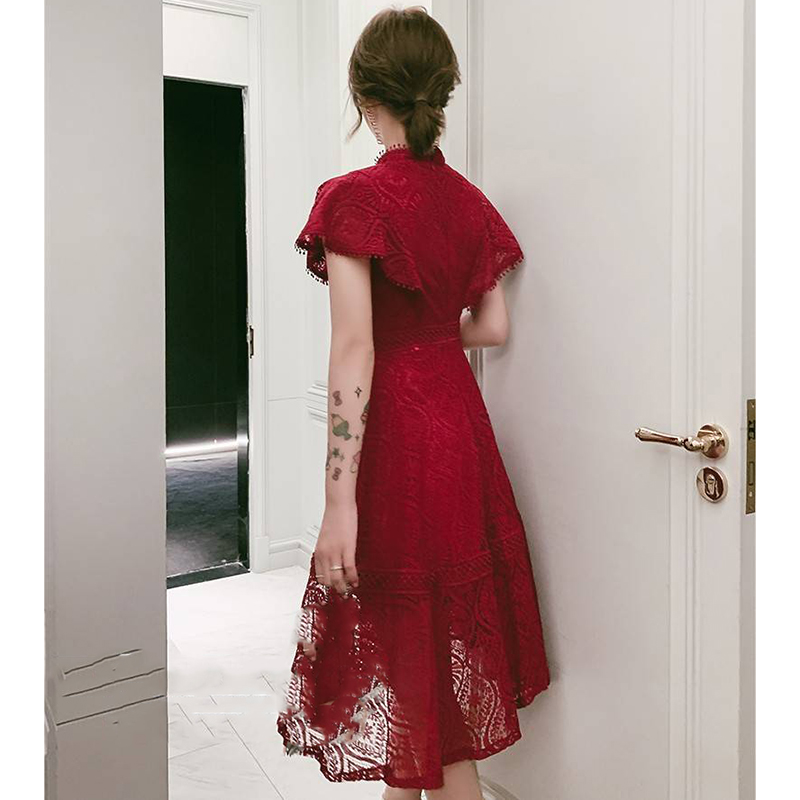 kudapy ชุดแม็กซี่เดรสยาวผ้าลูกไม้สีขาว/สีไวน์แดง เดรสคอตั้งแต่งระบายแขนทั้งสองข้าง ทรงระบายผ้าทิ้งตัวทรงสวยตามแบบ