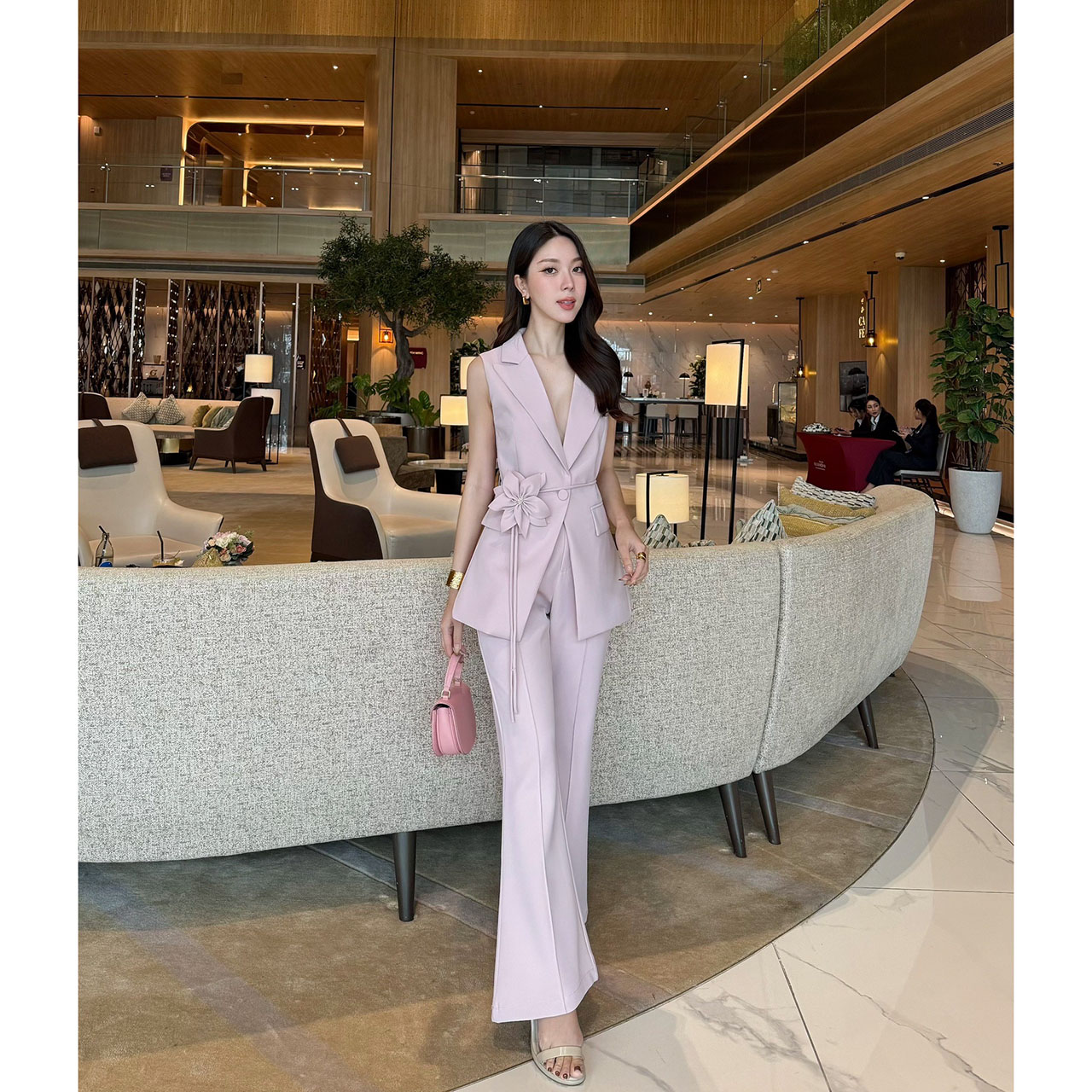 kudapy เซ็ทแขนกุดมาพร้อมกับกางเกงขายาว มีซับในทั้งตัว เสื้อแขนกุดปกสูท เย็บเข้ารูป กระเป๋าจริง