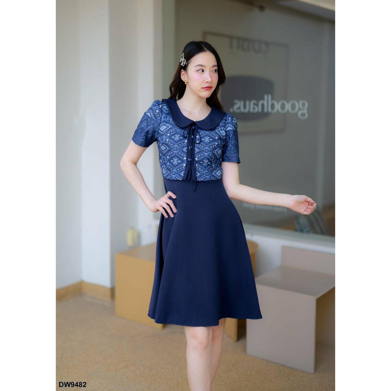 kudapy เดรสสั้นสีกรม/สีม่วง แต่งเสื้อลายไทยคอบัวผูกโบว์