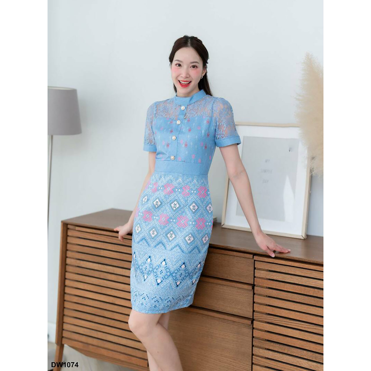 kudapy เดรสสั้นสีเขียว/สีกรม ลายไทยแขนลูกไม้ งานผ้าอัดลายไทย ทรงสวย เข้ารูป เป็นงานซิปซ่อนหลัง แต่งแขนผ้าระบายลูกไม้